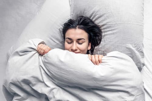 Kovinski okus v ustih zjutraj: Kaj vam sporoča telo?