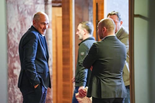 (ČASTNIK) Napeto! Janša na zagovor poklical partnerje in pripravil nove interventne ukrepe