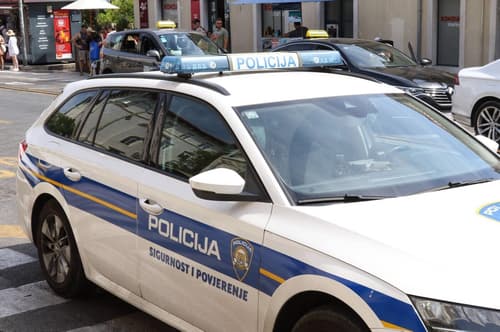 V Zagrebu prijeli moškega z bombo, ki je sedel na klopi v parku