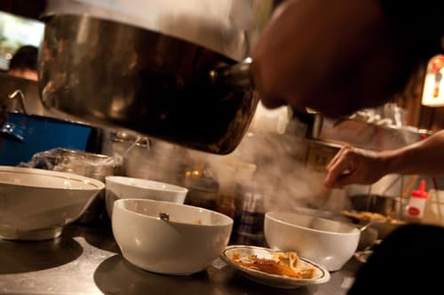 Tudi zvezdnice se jim izogibajo: Tri vrste hrane, ki pospešujejo staranje