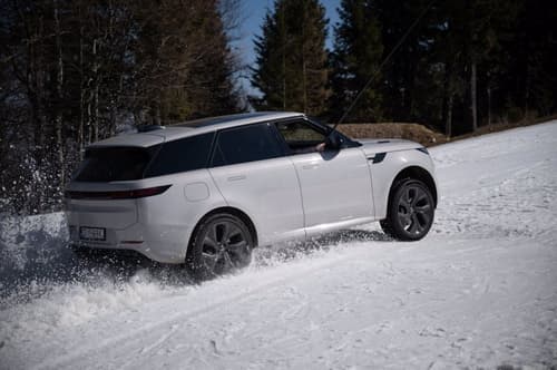 (Avtomobilizem) S prestižnimi terenci po smučišču