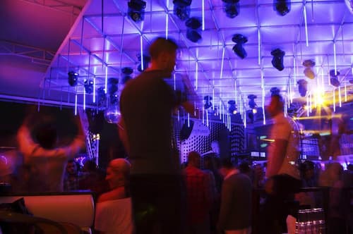 Panika na Donavi: Močan veter odtrgal splav, prekinili koncert in evakuirali 300 ljudi