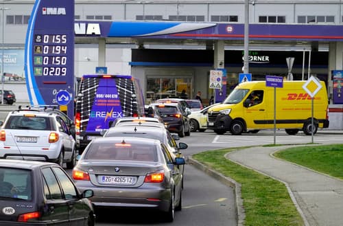 Opozarjali so, da se tega ne počne: Poglejte, kako se je pripeljal na bencinsko črpalko