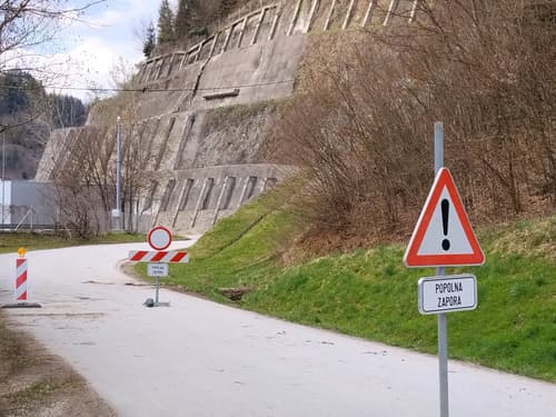 (FOTO) Zaradi plazu prebivalci v Zgornjem Gruškovju že mesec dni vozijo po nevarnem obvozu