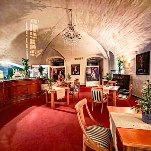 (FOTO) Grajska kavarna na Ptuju ponovno odprta: Obljubljajo koncerte, jogo in kulinarične dogodke