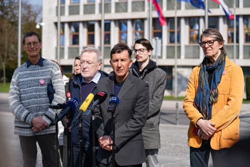 Srebrna nit po zavrnitvi tožbe glede referenduma o pomoči pri končanju življenja še na ustavno sodišče