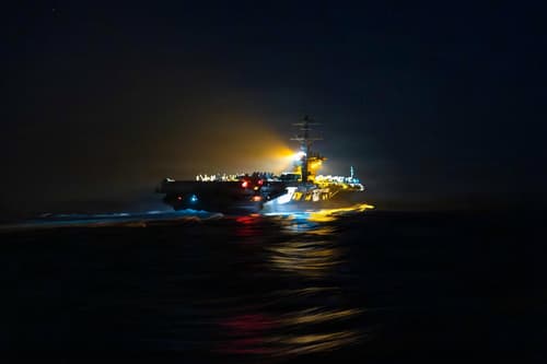 (VIDEO) Iran trdi, da je zadel ameriško letalonosilko USS Abraham Lincoln