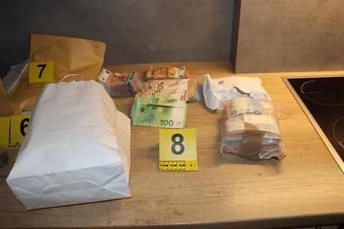(FOTO) Hišne preiskave zaradi droge: Zaseženih 80 tisoč evrov gotovine in 70 kilogramov mamila