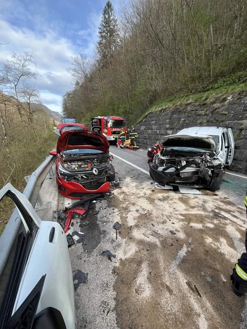 (FOTO) Čelno trčenje: 65-letnik zavil na nasprotni pas in povzročil hudo nesrečo, mladega udeleženca odpeljal helikopter