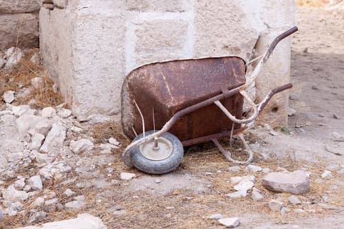 Tragična nesreča na Koroškem: V gnojno jamo peljal gnoj, padel in umrl