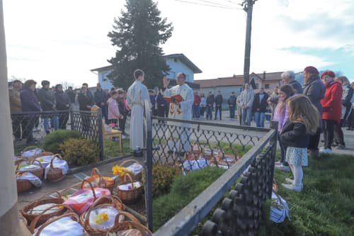 (FOTO) V Zgornji Gorici ohranjajo star običaj blagoslova velikonočnih jedi pri kapelici