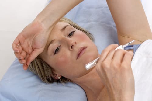 Kako dolgo smo Slovenci povprečno bolniško odsotni? Kdo ima daljši bolniški stalež, moški ali ženske?