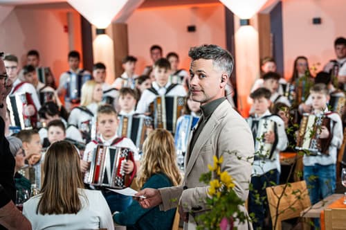 (INTERVJU) Andrej Geržina: Kako se je jutranjik znašel v narodnozabavni karavani