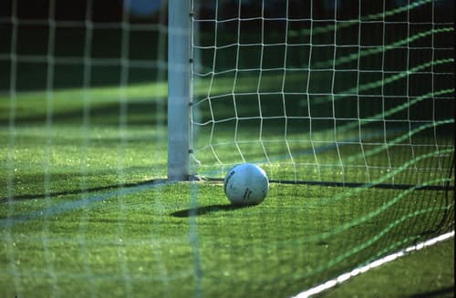 Dvajsetletna študentka je po zabavi nogometnega kluba prijavila skupinsko posilstvo