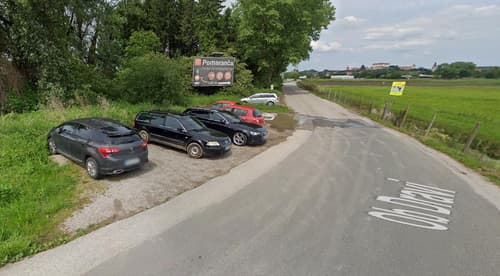 (FOTO) Divje parkirišče in odlagališče ob Dravi