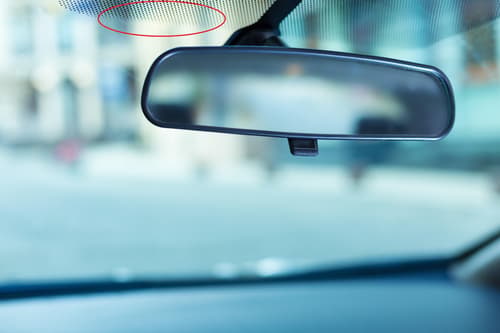 Ste med njimi? Le redki vozniki vedo, čemu služijo pikice na avtomobilskem steklu