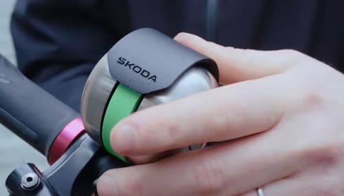 (FOTO in VIDEO) Škoda razvila kolesarski zvonec za tiste, ki zaradi pametnih slušalk ne slišijo okolice