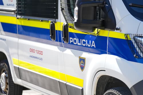 Policija išče mlajšega moškega v rdeči bundi, ki naj bi bil ponoči pristopil do treh fantov in jih udaril v glavo