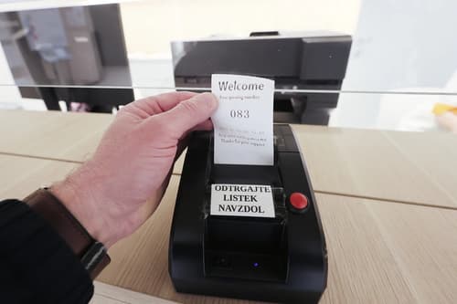 (MESTNI INŠPEKTOR) "Welcome" v čakalnici: Zakaj je na listkih zdravstvenega doma angleščina?