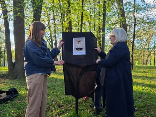 (FOTO) Mala bitja Nine Naveršnik nagovarjajo ob sprehodu v ravenskem grajskem parku