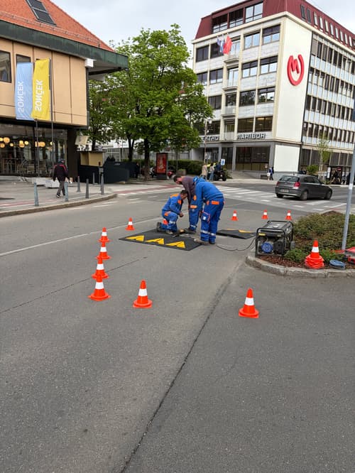Konec dirkanja? Na območju Glavnega trga v Mariboru postavili hitrostne ovire