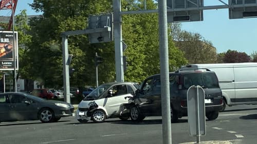 (FOTO) Voznica odvzela prednost drugemu vozniku, ki je dopoldne vozil pod vplivom alkohola