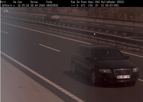 (FOTO) Na avtocesti divjal z 200 kilometri na uro, ko so 39-letniku izrekli kazen, pa se je zgodilo to ...