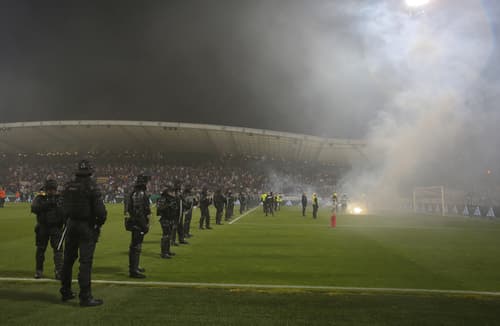 (FOTO) Večni derbi v senci incidentov: Maribor brez Evrope. Kaj so sporočili s policije?