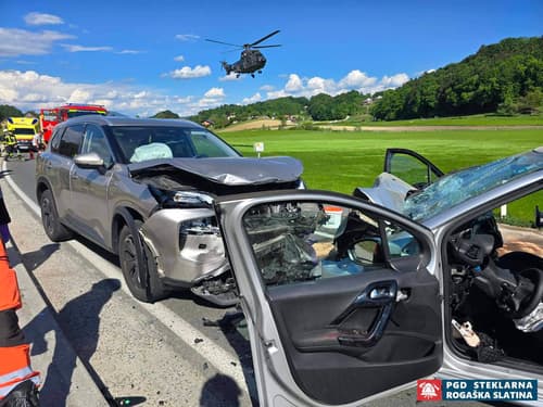 (FOTO) Huda prometna nesreča: Voznik čelno trčil v drugo vozilo, poškodovani so bili tudi otroci