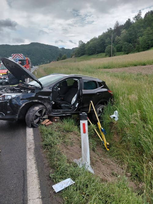 (FOTO) Pokalo na vseh straneh: Tako se je končalo, ko se je 88-letni voznik odločil prehitevati tovorno vozilo