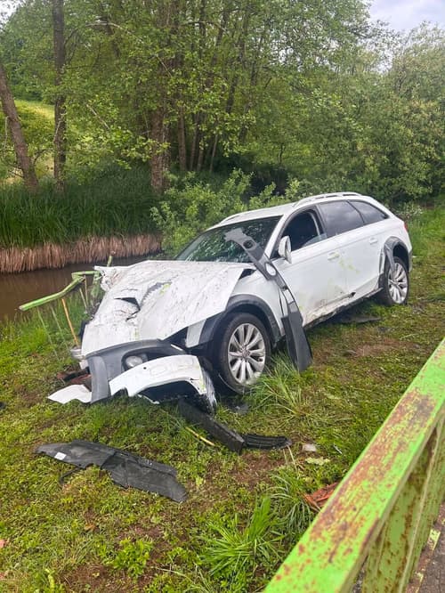 Avto zletel s ceste, podrl ograjo mostu in obstal nad Temenico