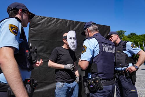(FOTO) Protestniki so nazaj! Pred državnim zborom kolesarila črna kocka, policija že začela s pisanjem glob