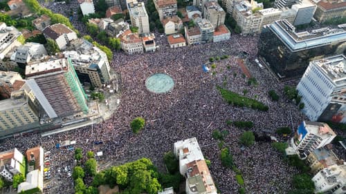 (FOTO) V Beogradu protestni shod z zahtevo po predčasnih volitvah