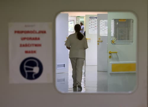 (DOSJE JAVNI SEKTOR) Zdravstvo: Zmanjševanje kadra ne velja za zdravnike