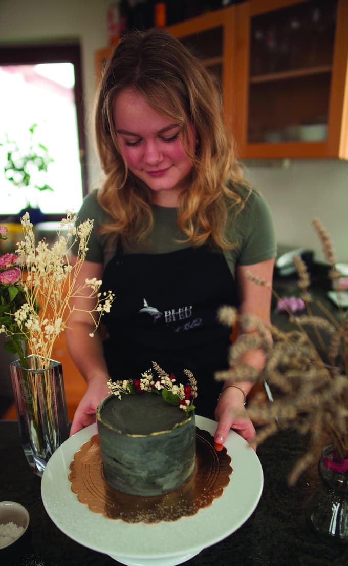 Ni ovir in meja pri peki tort
