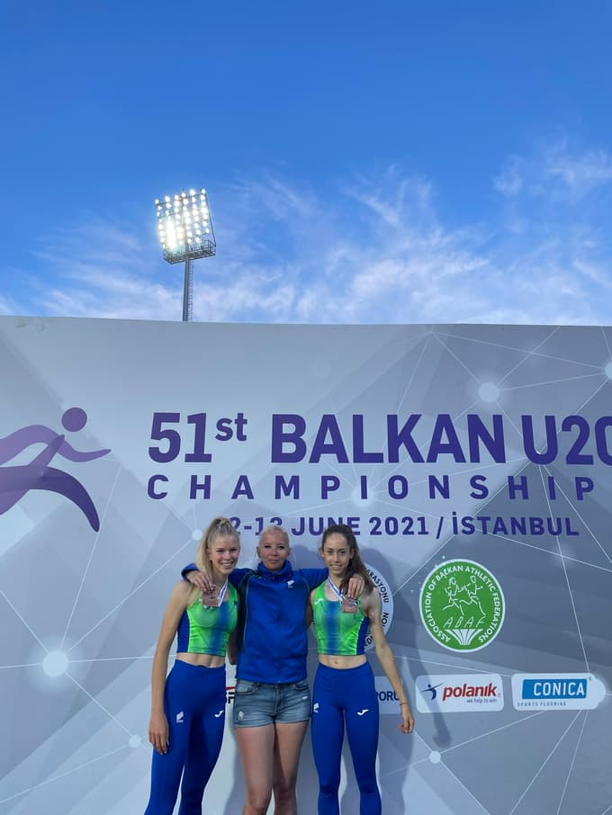 Nadobudni atletinji Petja Klojčnik in Karolina Zbijačnik s trenerko Majo Bezjak Foto: AD Štajerska