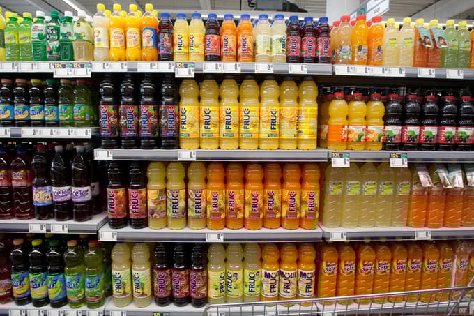 Kljub vse večji ponudbi pijač s sladili še vedno prevladujejo pijače z dodanim sladkorjem.
Foto: Marko Vanovšek