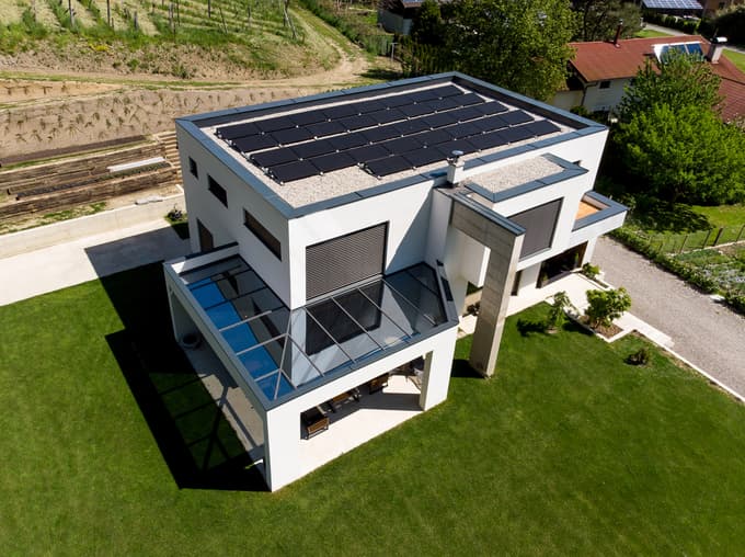 Sončna elektrarna je zanesljiva naložba, ki se v povprečno povrne v 6–8 letih. Ob rednem vzdrževanju slovenskim gospodinjstvom prinaša prihranke več kot 20 let.