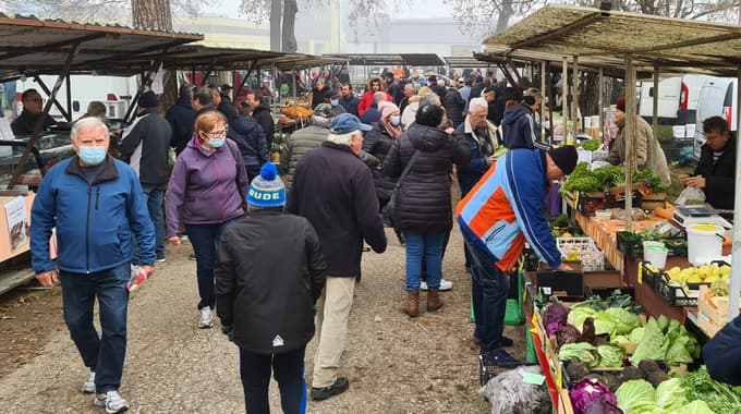 Obisk se šteje v enoti tisoč, ob dobrih dneh je bolšji sejem beležil 15.000 do 20.000 obiskovalcev. Foto: Sašo BIZJAK