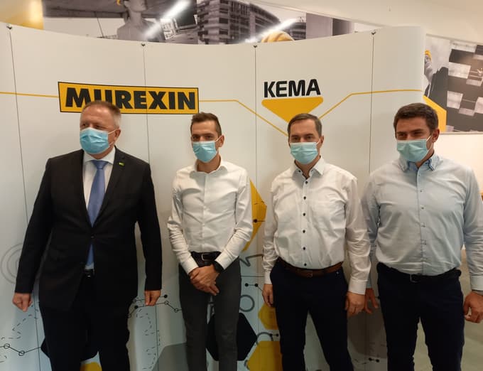 Minister za gospodarski razvoj in tehnologijo Zdravko Počivalšek z vodstvom družbe Murexin Foto: Timotej MILANOV