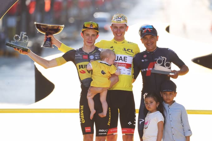 Drugo zmago na Elizejskih poljanah je Pogačar slavil z Dancem Jonasom Vingegaardom in Ekvadorcem Richardom Carapazom. 