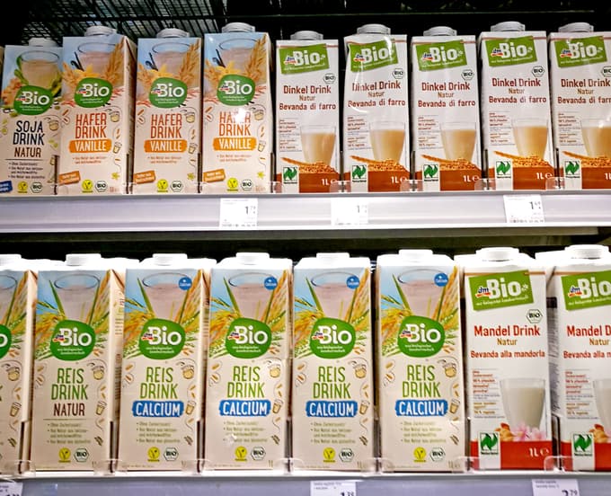 Rastlinski nadomestki niso bolj zdravi sami po sebi. Vedno je treba preveriti vsebnost dodanih sladkorjev in aditivov.