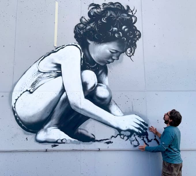 Umetnik Aleksander Fenos opravil velik grafitarski izziv
