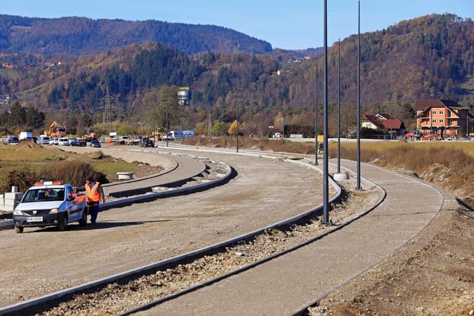 Dela na prvem odseku približno 1,5 kilometra dolge obvoznice od Pekrske gorce proti krožišču na Limbuški cesti gredo počasi h koncu. 