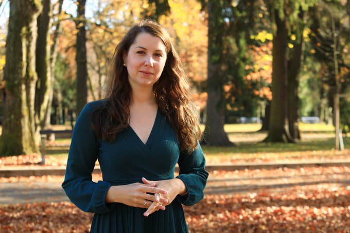 (INTERVJU) Nina Medved: "Beremo vse več, a besedila vse slabše kvalitete, manj korenitega pomena za naša življenja"