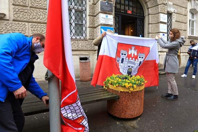 (FOTO) Tako so pred mariborsko občino izobesili novo zastavo z novim grbom