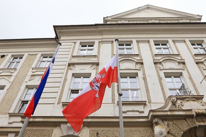 (FOTO) Tako so pred mariborsko občino izobesili novo zastavo z novim grbom