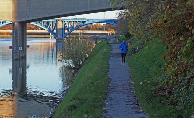 5. Desni breg Drave
Start: Greenwich - dvoetažni most
Dolžina: 6 km
Približen čas: 1 ura 25 minut
Težavnost: lahka
Kratek opis: Pot ob Dravi je ovrednotena kot lahka in namenjena za vsakodnevne sprehode. Začnemo ob dvoetažnem mostu, spustimo se ob reki Dravi in nadaljujemo mimo medicinske fakultete do hitroelektrarne Mariborski otok. Po stezi se povznemo v Studenški gozd in se odpravimo do zajezitvenega Mariborskega jezera ter nadaljujemo do Drava Centra.
Foto: Tadej REGENT