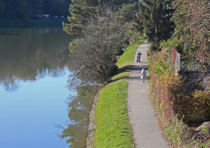 7. Levi breg Drave
Start: Melje
Dolžina: 8,6 km
Približen čas: 2 uri
Težavnost: lahka
Kratek opis: Sprehod po levem bregu Drave začnemo na nasipu v Melju,
nadaljujemo proti Lentu. Mimo Stare trte in Žičkega dvora se sprehodimo do Sodnega stolpa in Studenške brvi, kjer se začne sprehajališče ob Dravi. Mimo Koblarjevega zaliva pridemo do Mariborske otoka in nadaljujemo pot vzdolž zajezitvenega Mariborskega jezera.
Foto: Tadej REGENT
