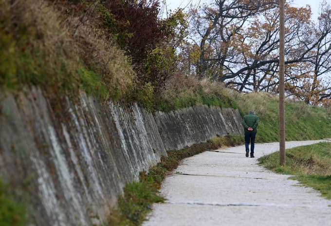 8. Mariborski griči
Start: Mestni park
Dolžina: 13,2 km
Približen čas: 3 ure 30 minut
Težavnost: srednje zahtevna
Kratek opis: Pot po mariborskih gričih je precej višinsko razgibana. Začnemo v Mestnem parku in nadaljujemo do Treh ribnikov, kjer sledimo levi poti, ki vodi do Mestnega vrha. Na vrhu se odpravimo med vinograde in sadovnjake do doline Svetobarskega potoka in se vzpnemo na vrh Kalvarije do cerkve sv. Barbare. Nadaljujemo po grebenu mimo stopnic in se spustimo do Račjega dvora ter nato proti Kamnici na pot proti Urbanu. Krenemo do hiše Rošpoh in sledimo stezici proti grebenu ter se odpravimo proti vrhu Piramide.
Foto: Tadej REGENT